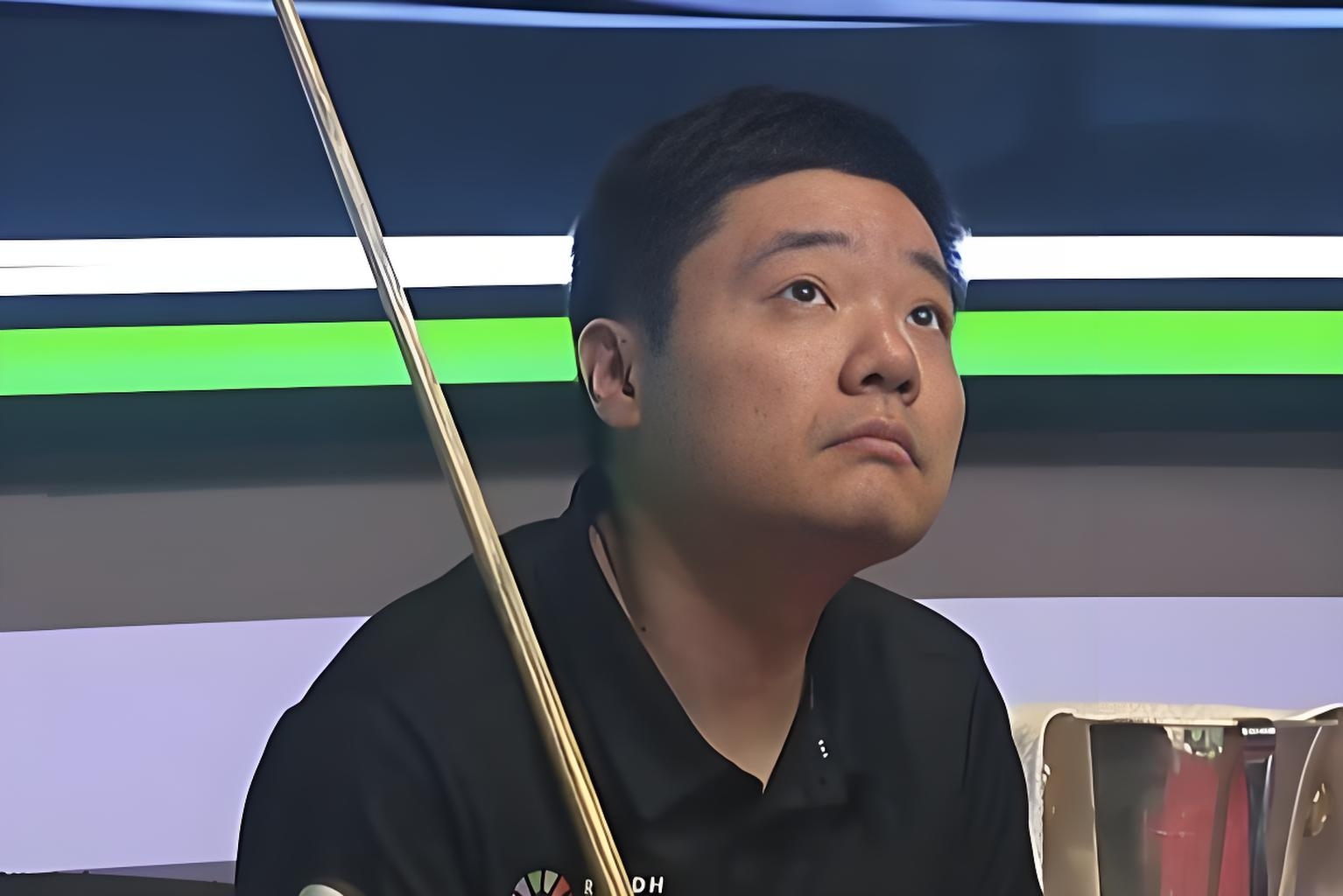 丁俊晖在比赛中因伤离场，库里主教练感到担心